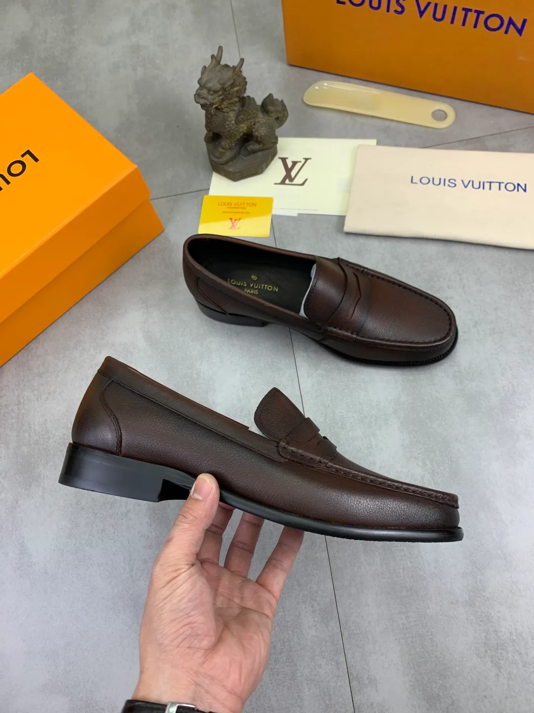Men's men's shoes 💰P520 New style 💶[LOUIS VUITTON] Water-dyed Niuli Original order New style 🍀LV Louis Vuitton *——Top version of LV classic leather shoes! Made of imported original calfskin, original leather side strips and wear-resistant high-end rubber outsole! High quality products! Color: Black optional Size: 39-44 (45 customized)